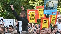 Mit Plakaten protestiert die neue Bewegung gegen Angela Merkel und die CDU.	(Foto: chh)