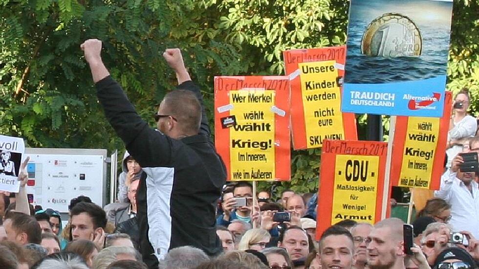 Mit Plakaten protestiert die neue Bewegung gegen Angela Merkel und die CDU.	(Foto: chh)