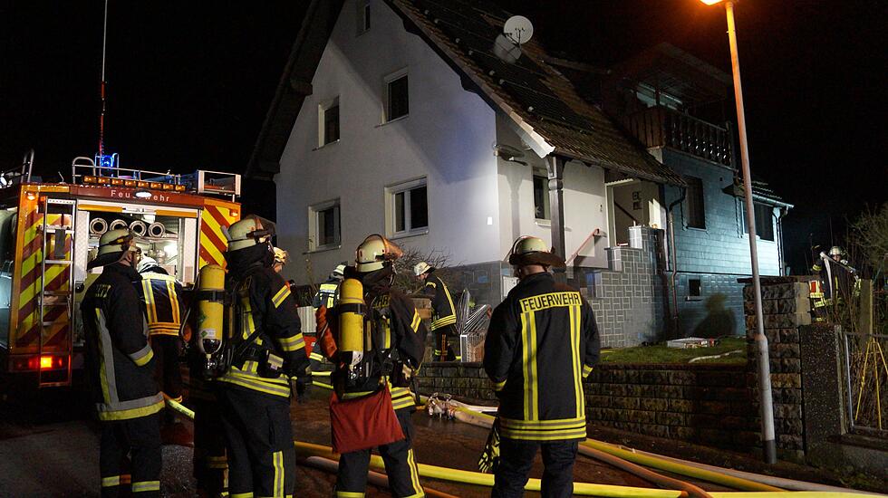 40 Feuerwehrleute sind in Saasen im Einsatz.