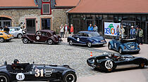 Remise und Arkaden sind weitgehend fertig, als im August 2011 die Oldtimer in den Schlosshof rollen.