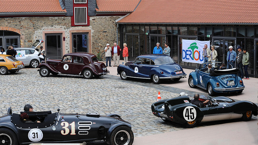 Remise und Arkaden sind weitgehend fertig, als im August 2011 die Oldtimer in den Schlosshof rollen.