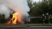 Auf B 62 bei Alsfeld: Auto geht nach Unfall in Flammen auf