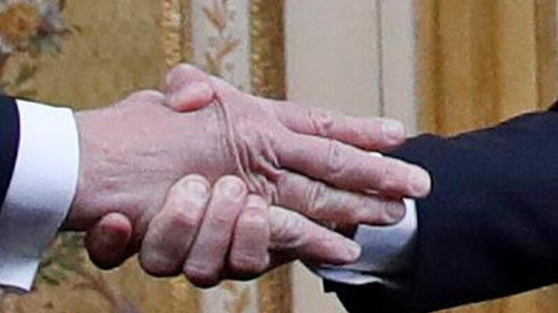 Verkrampfter Handschlag