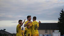 So feiert der FSV Fernwald seinen Kantersieg im Verbandsliga-Derby