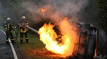 Auf B 62 bei Alsfeld: Auto geht nach Unfall in Flammen auf
