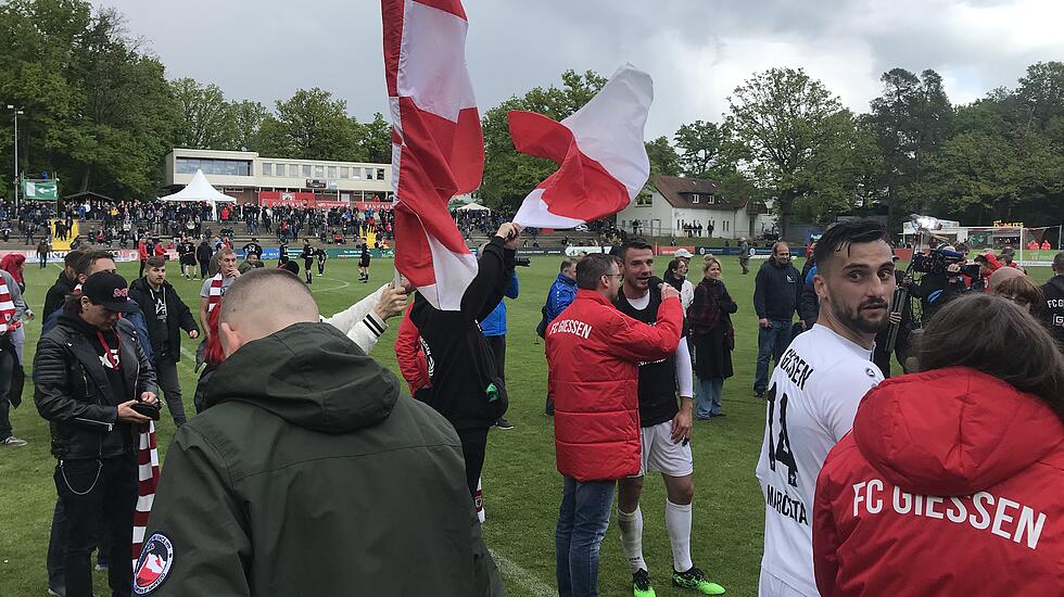 Szenen nach dem Schlusspfiff im Waldstadion. (Foto: sno)