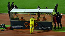 Keeper Frederic Löhe machte sich in der zweiten Halbzeit der Verlängerung warm, um im Elfmeterschießen mitwirken zu können. (Foto: sno)
