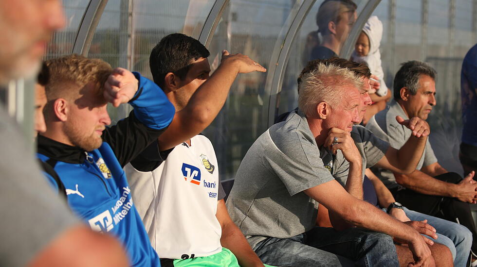 So feiert der FSV Fernwald seinen Kantersieg im Verbandsliga-Derby