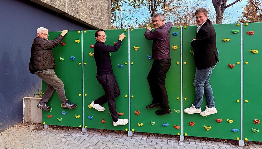 Gesamtschule freut sich &uuml;ber neue Boulderwand