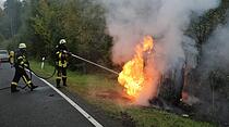 Auf B 62 bei Alsfeld: Auto geht nach Unfall in Flammen auf
