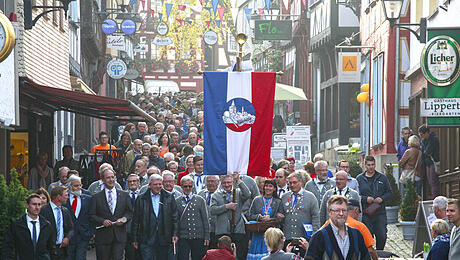 Gallusmarkt Grünberg: Frühschoppen und Wurzelbürger-Bürsterei