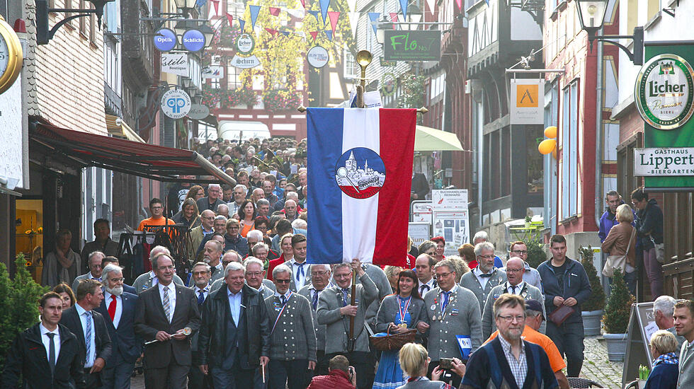 Gallusmarkt Grünberg: Frühschoppen und Wurzelbürger-Bürsterei