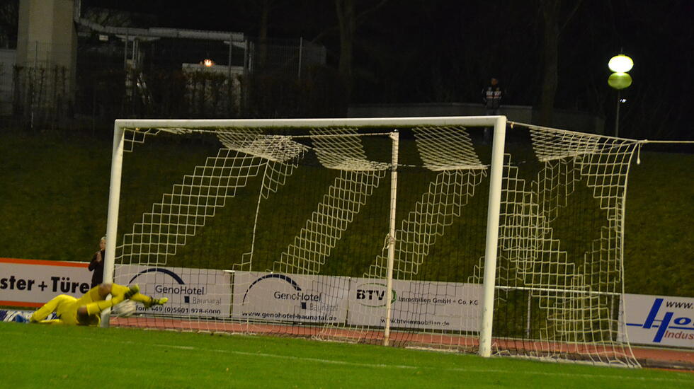 Mehrmals war's im Elfmeterschießen richtig knapp und Frederic Löhe in der richtigen Ecke. Am Ende aber konnte der Gießener Keeper keinen Ball halten. (Foto: sno)