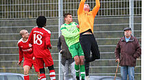 Torwart Nieder Wöllstadt Tim Zink sichert seinem Team den Sieg in der Schlussphase