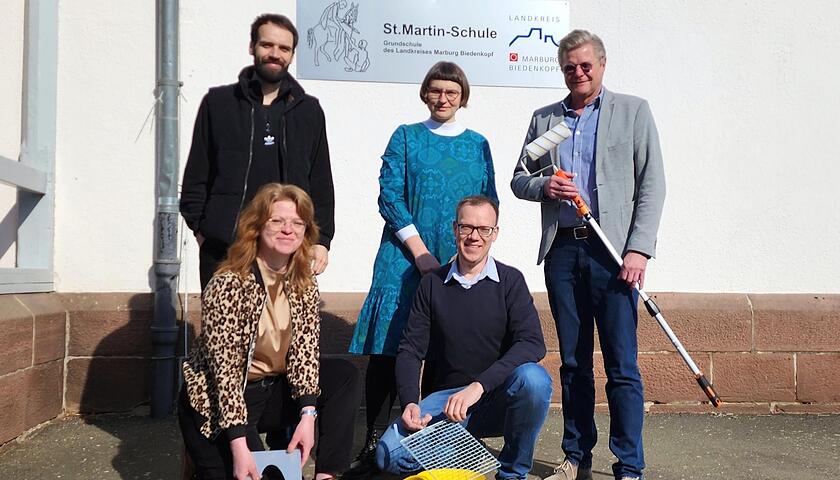Gelbe F&uuml;&szlig;e zeigen sicheren Schulweg