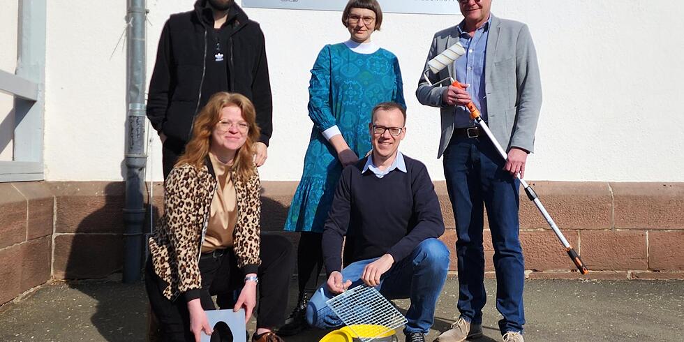 Gelbe F&uuml;&szlig;e zeigen sicheren Schulweg