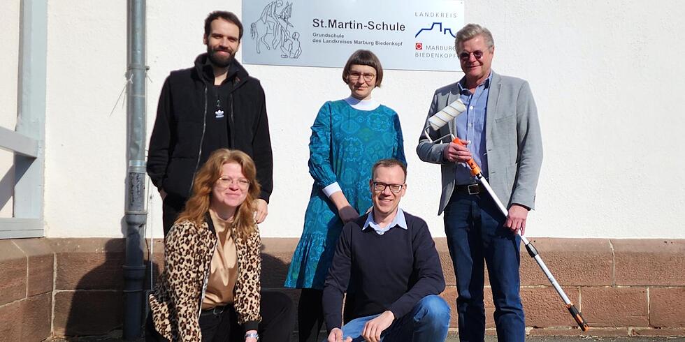 Gelbe F&uuml;&szlig;e zeigen sicheren Schulweg