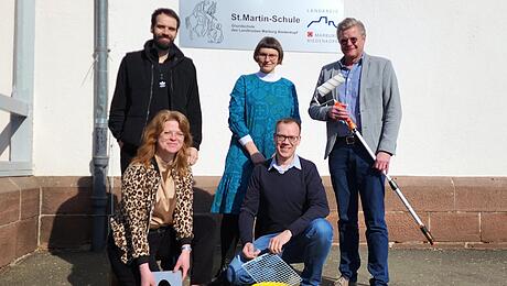 Gelbe F&uuml;&szlig;e zeigen sicheren Schulweg