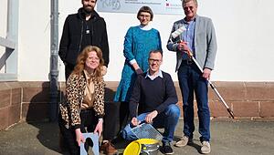 Gelbe F&uuml;&szlig;e zeigen sicheren Schulweg