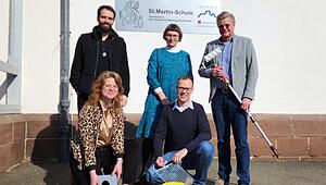 Gelbe F&uuml;&szlig;e zeigen sicheren Schulweg