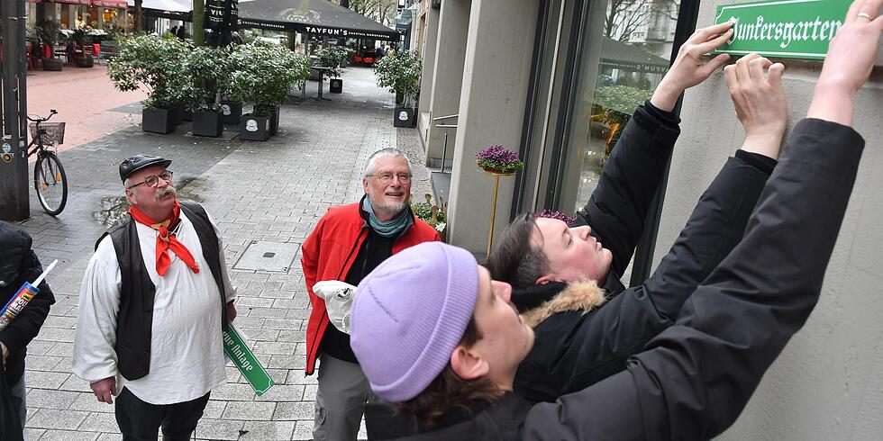 Neue historische Stra&szlig;enschilder