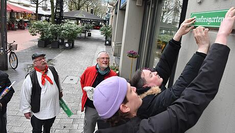 Neue historische Stra&szlig;enschilder