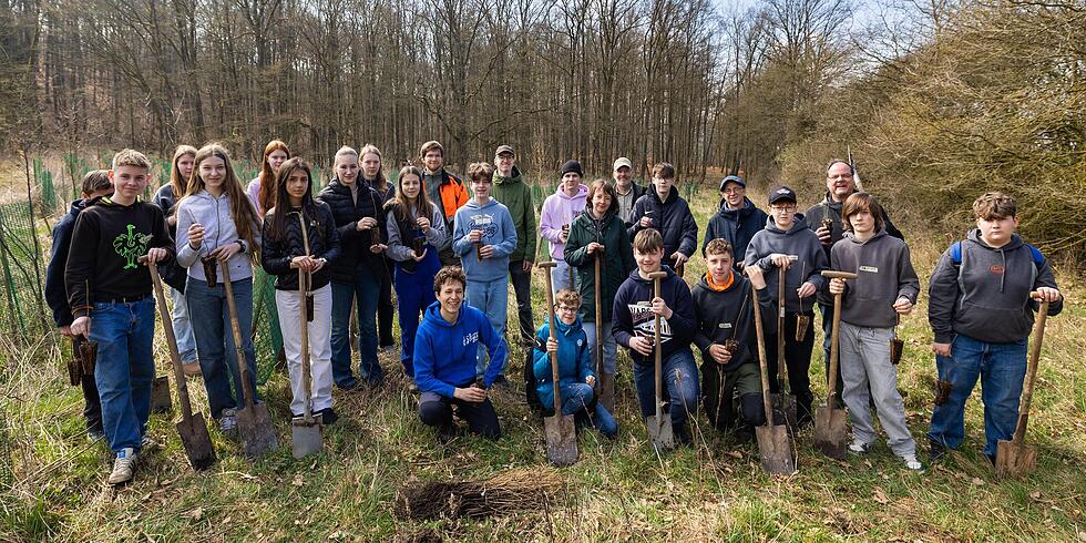 Konfirmanden greifen zur Schaufel