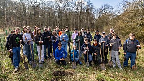 Konfirmanden greifen zur Schaufel