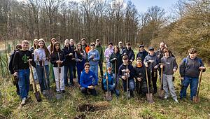 Konfirmanden greifen zur Schaufel