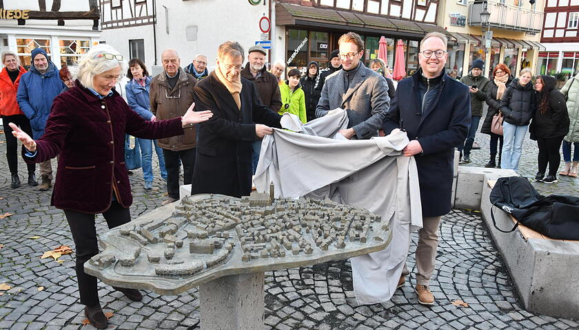 LichAltstadtskulptur-Enthül