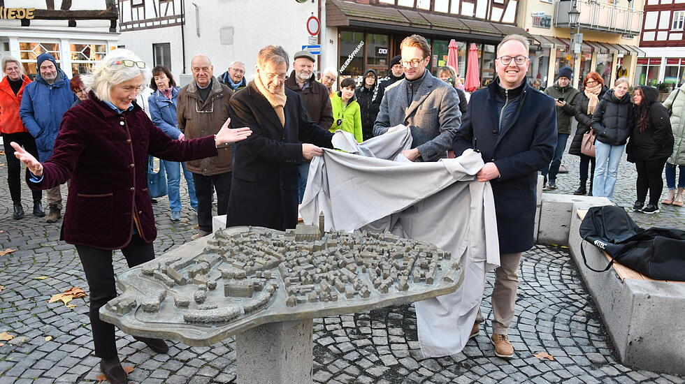 LichAltstadtskulptur-Enthül