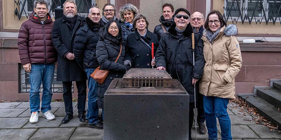 Museumsfreunde &uuml;bergeben Pr&auml;sent