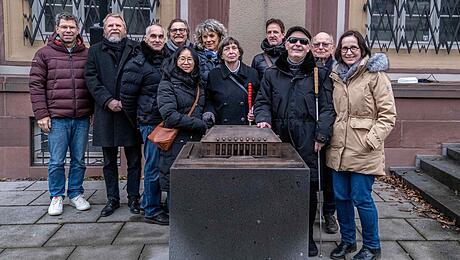 Museumsfreunde &uuml;bergeben Pr&auml;sent