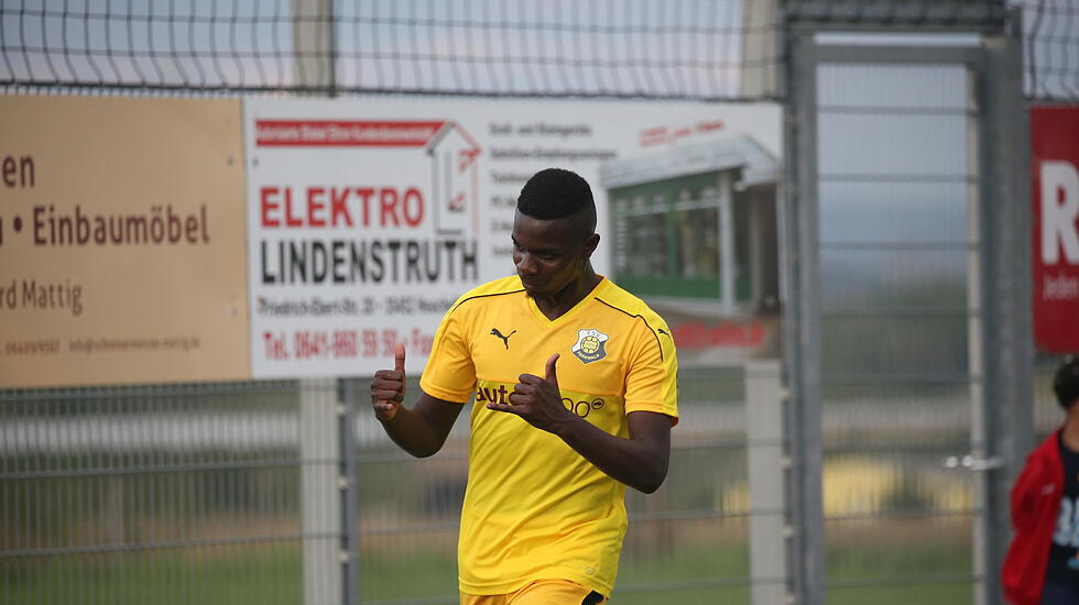 So feiert der FSV Fernwald seinen Kantersieg im Verbandsliga-Derby
