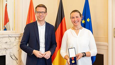 Verdienstmedaille f&uuml;r Prof. Pl&ouml;tz