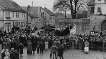 Historische Ansicht des Fastnachtsumzuges am Ober-Mörler Schloss.