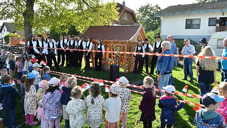 Neues Spielhaus f&uuml;r Kita in Geilshausen