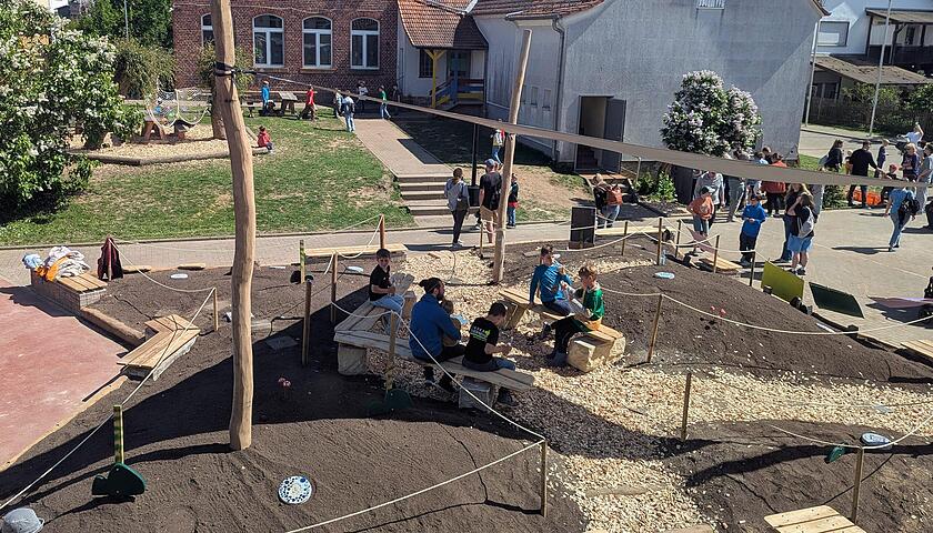 Schulhof in Lohra entsiegelt