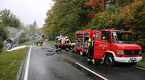 Auf B 62 bei Alsfeld: Auto geht nach Unfall in Flammen auf