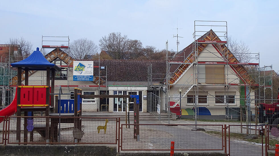 Allendorf: Sanierung und Erweiterung des Kindergarten im Totenhäuser Weg 17. Bauherr: Stadt Allendorf/Lumda, Baubeginn: Dezember 2017, Fertigstellung: August 2018, Baukosten: 544 000 Euro