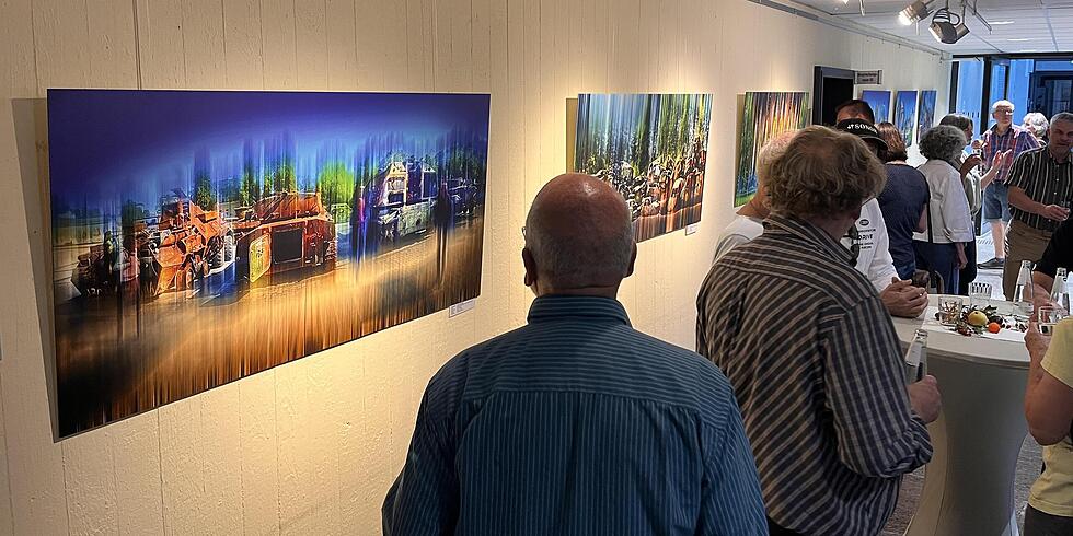 Ausstellung &bdquo;Schatten von Butscha&ldquo; im Landratsamt