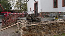Ab Oktober 2014 ist der Söller am Haupteingang mit Sandstein-Balustrade und Treppe dran.