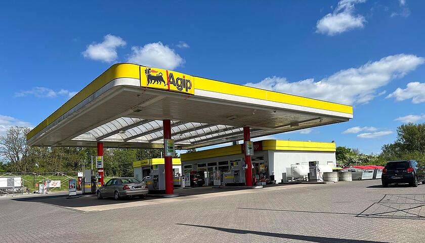 gikrei_0705_Tankstelle_Stau
