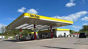 gikrei_0705_Tankstelle_Stau