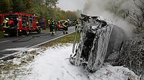 Auf B 62 bei Alsfeld: Auto geht nach Unfall in Flammen auf