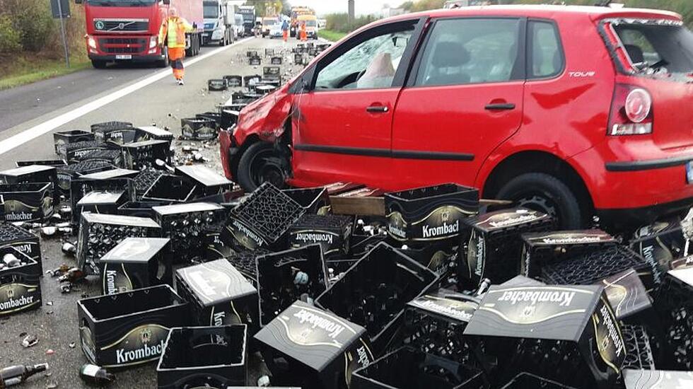 Tausende Kisten mit Bier sind auf der A45 gelandet. (Foto: Reller)