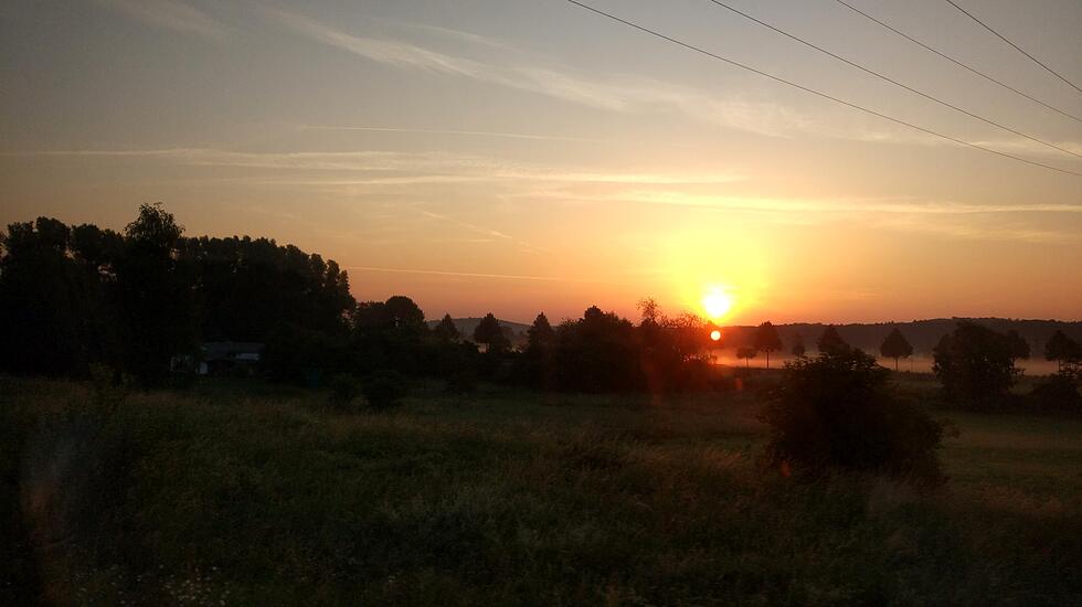 SONNENAUFGANG morgens gegen 5.30 Uhr über dem Bingenheimer Ried und über Weckesheim. Von Burkhard Schrottner.