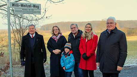 Weg zum Sportgel&auml;nde nach  &bdquo;Vater des Sportvereins&ldquo; benannt