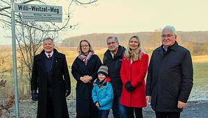 Weg zum Sportgel&auml;nde nach  &bdquo;Vater des Sportvereins&ldquo; benannt