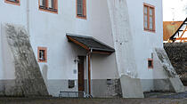 Bis 2016 sind die Wasserschäden in der Schlossfassade noch gut sichtbar.